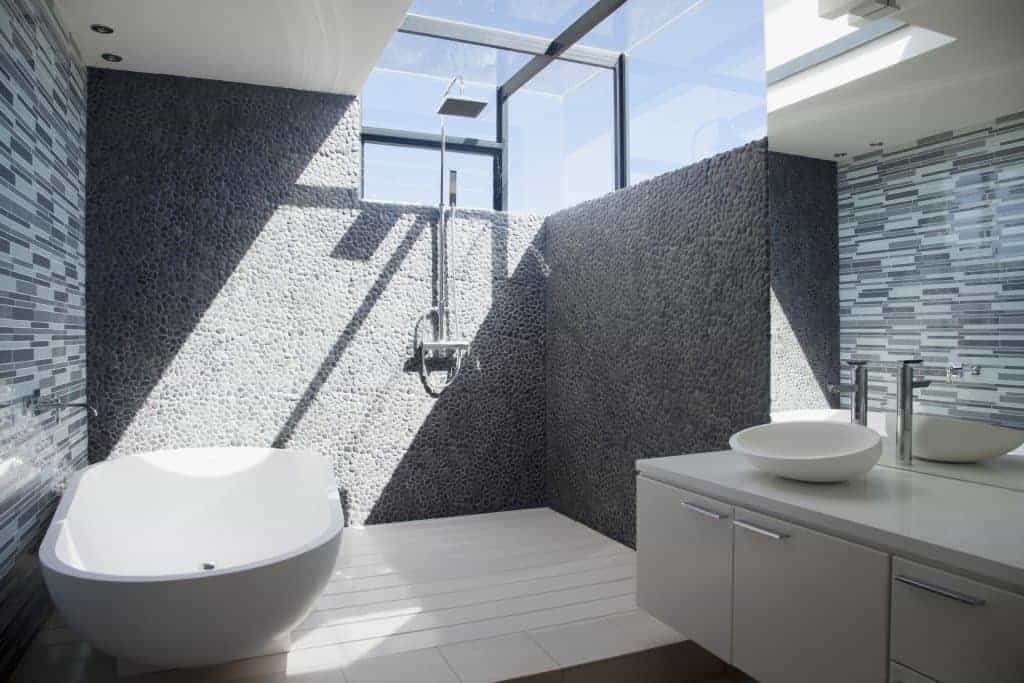 douche italienne avec toit vitr&eacute;