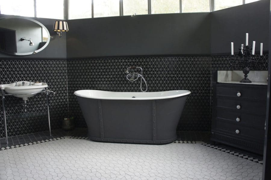 salle de bain avec carrelage céramique