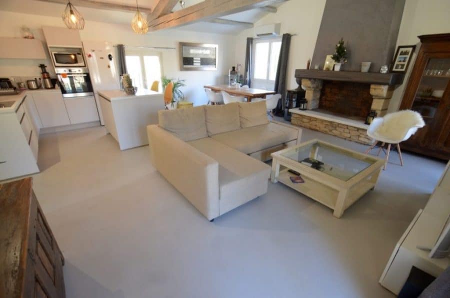 pièce de vie en béton ciré