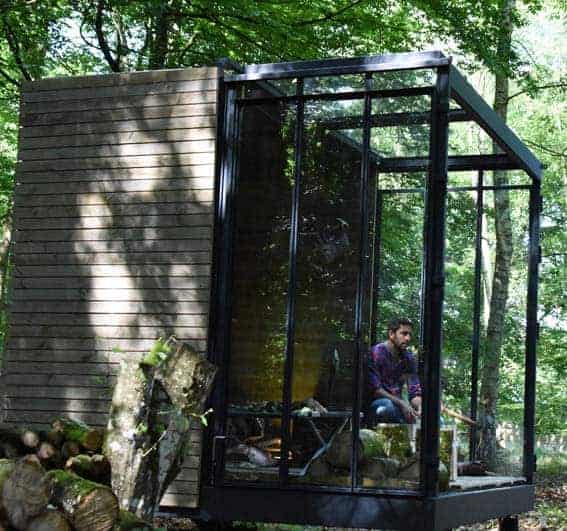 bureau ou un studio de jardin atelier dans la forêt