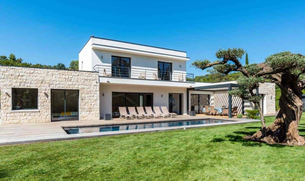 villa contemporaine avec toit plat dans le 06, par Mas Provence