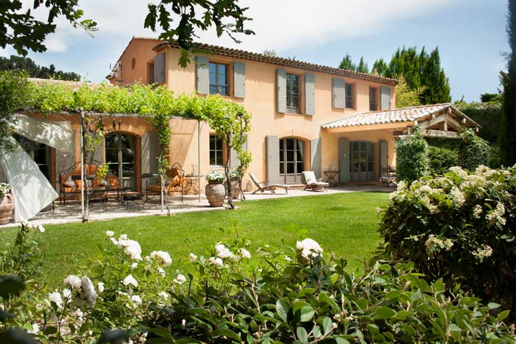 mas provençal typique dans le Vaucluse, par Mas Provence