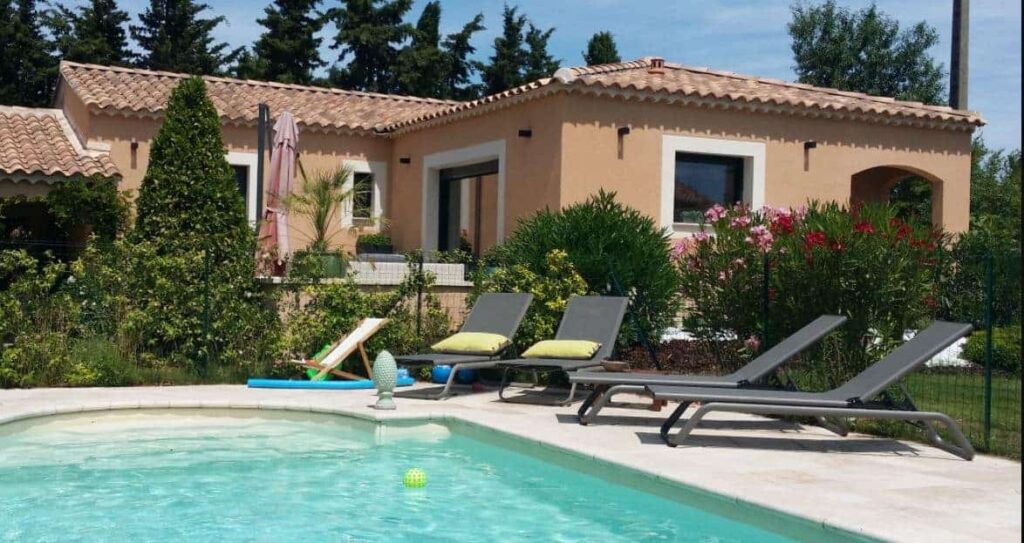 maison en L avec piscine dans le Vaucluse, par Villa 84