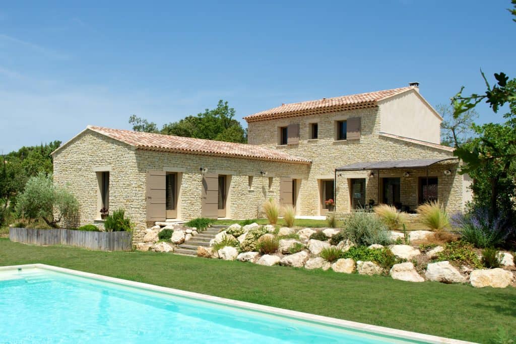 maison en pierre à étage dans les Alpes-de-Haute-Provence, par Mas Provence
