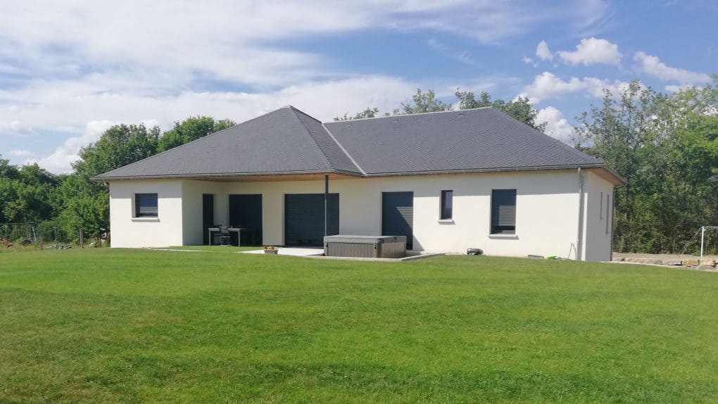 maison classique de plain-pied avec terrasse couverte dans l'Aveyron, par Maisons Noyer