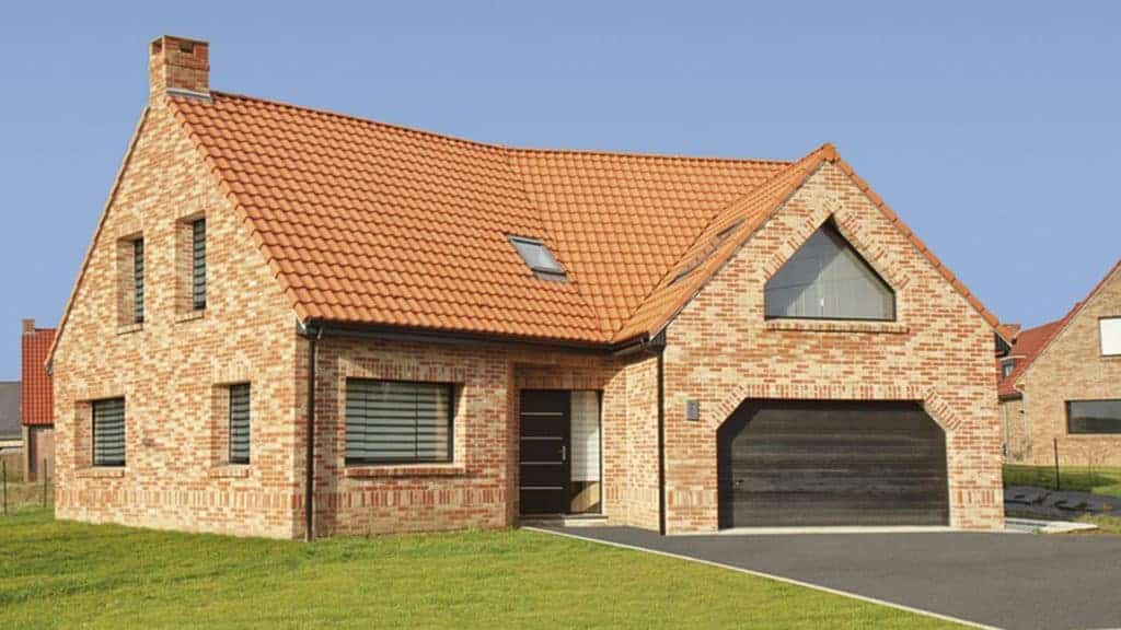 maison en brique avec garage, par Maisons d'en Flandre