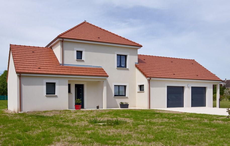 maison traditionnelle à étage avec double garage dans le 58, par Signatures Constructions