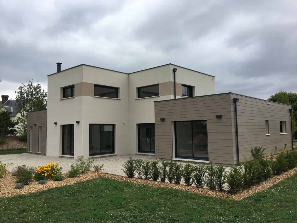 maison cubique à étage avec grandes baies vitrées dans l'Orne, par Constructeurs Régionaux