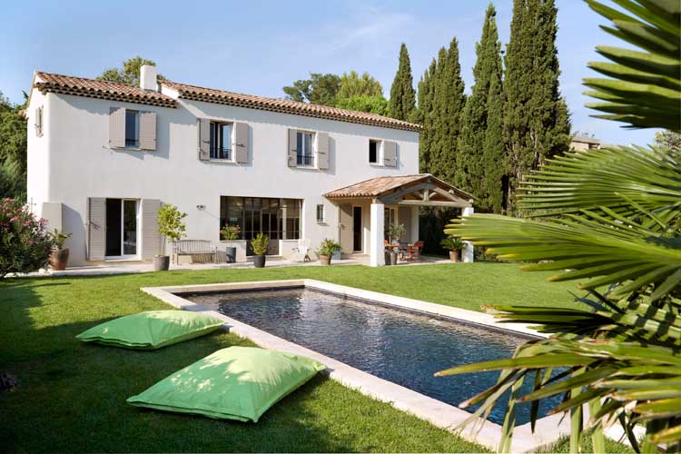 maison traditionnelle à étage avec piscine dans le Gard, par Mas Provence