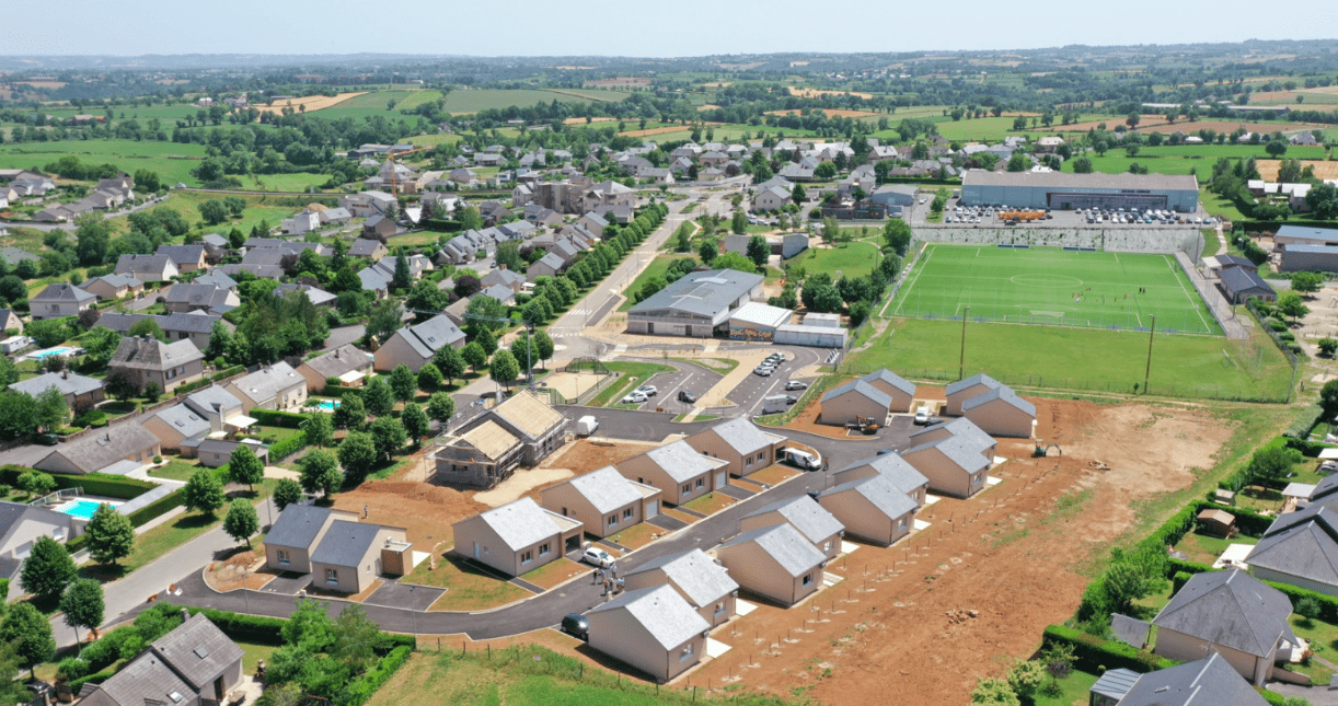 vue aérienne du nouveau lotissement pour les personnes âgées, à Druelle-Balsac (12)