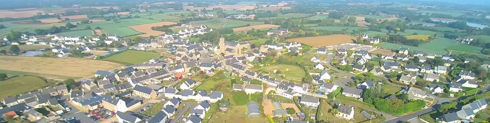 vue a&eacute;rienne de la commune de Pleumeur-Gautier, dans les C&ocirc;tes-d'Armor (22)