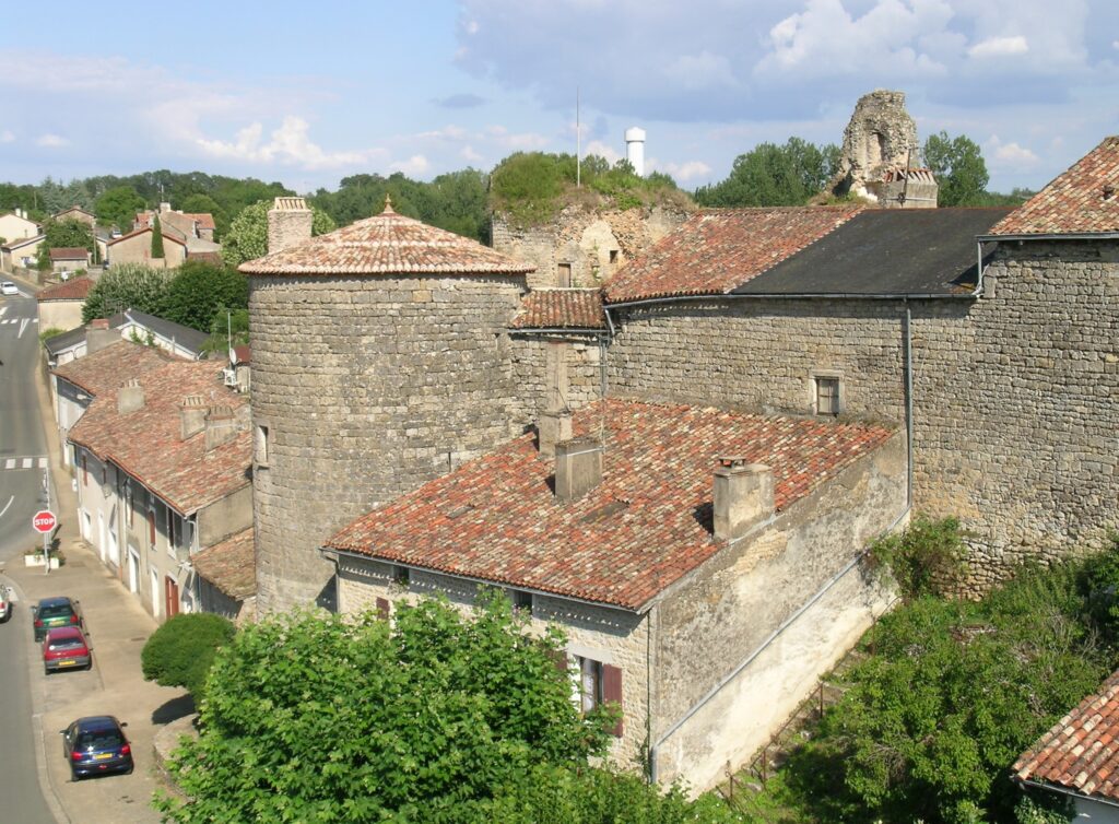 vue sur le bourg de Château-Larcher, dans la Vienne (86)