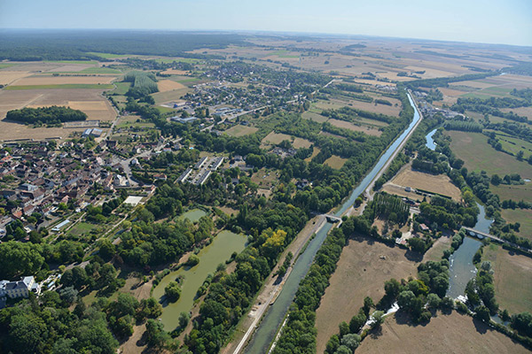 vue a&eacute;rienne de la commune de Flogny-la-Chapelle, dans l'Yonne (89)