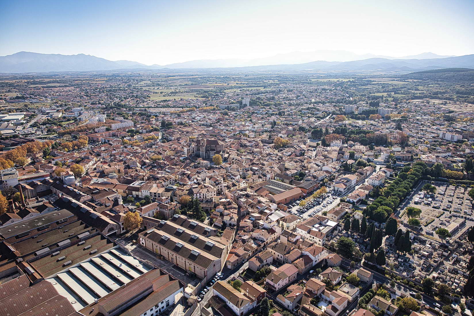 vue sur la commune de Thuir, dans les Pyr&eacute;n&eacute;es-Orientales (66)