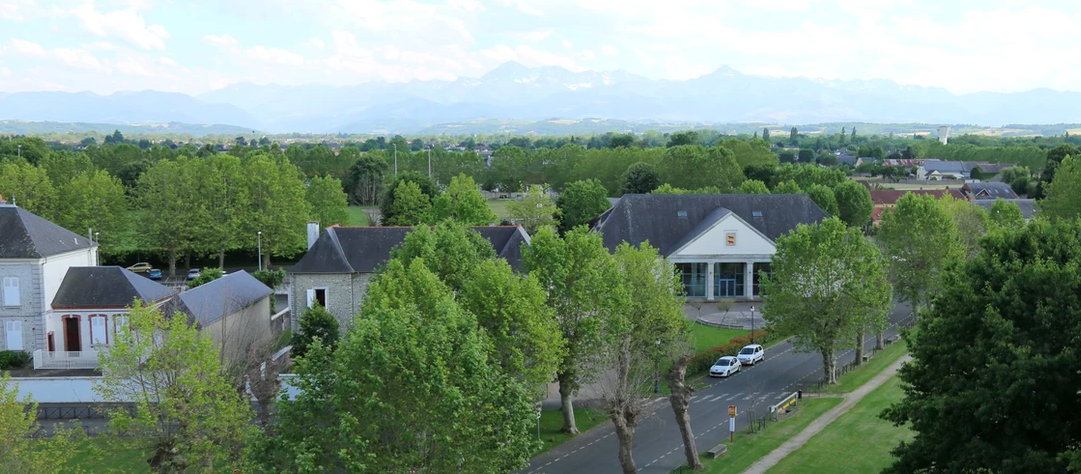 vue sur la commune de Laloub&egrave;re, dans les Hautes-Pyr&eacute;n&eacute;es (65)