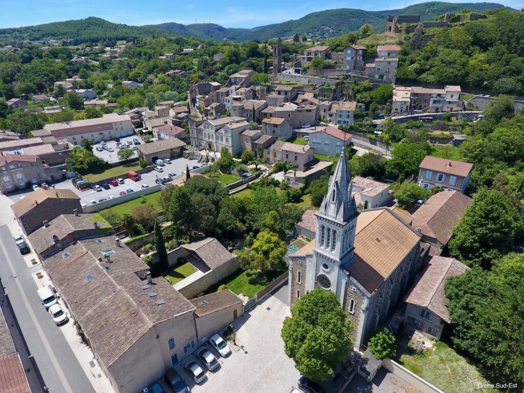 vue sur le bourg de Charmes-sur-Rhône, en Ardèche (07)