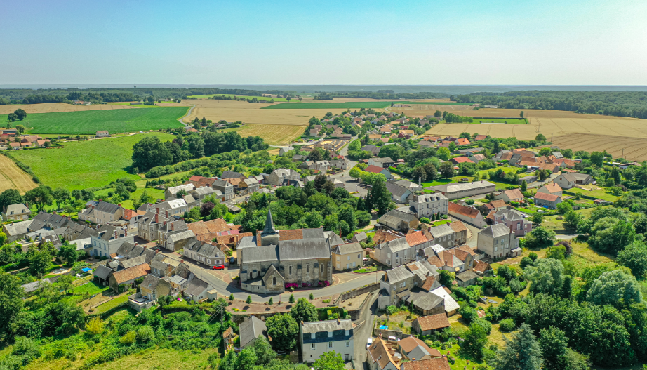 vue sur le village de Saint-Jean-de-la-Motte, dans la Sarthe (72)