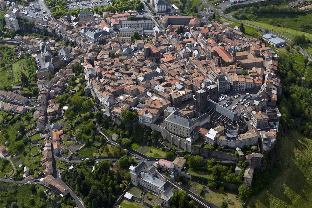 vue sur la cité historique de Saint-Flour, dans le département du Cantal (15)