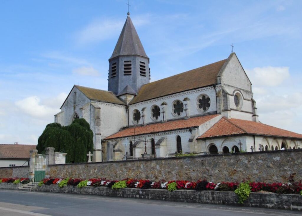 vue sur l'église de Sarry, dans le département de la Marne (51)