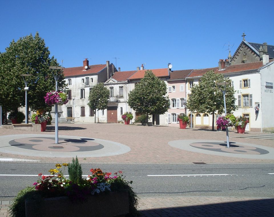 vue sur une place de la ville de Ch&acirc;teau-Salins, en Moselle (57)