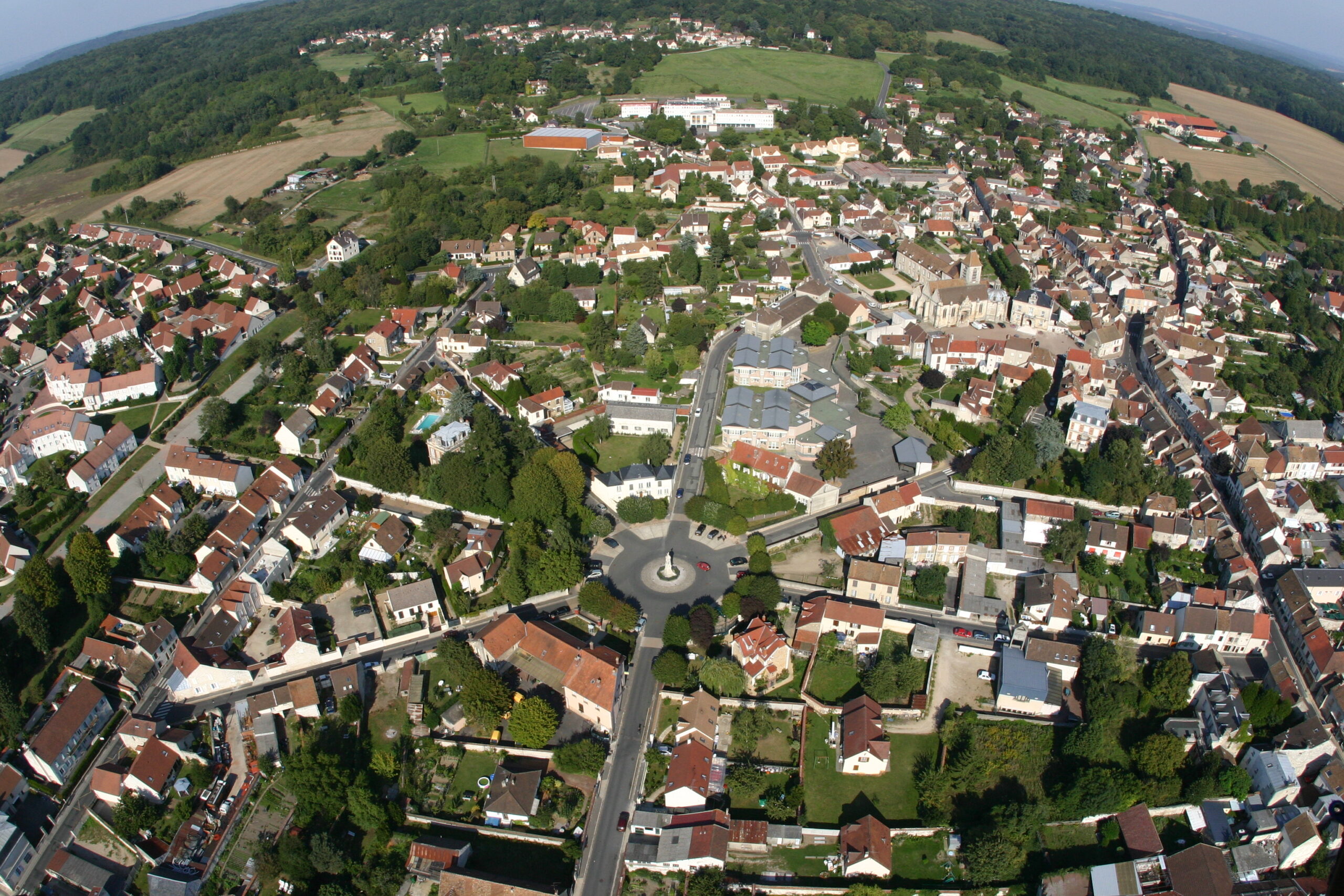 vue a&eacute;rienne sur la commune de Marines, dans le Val-d'Oise (95)