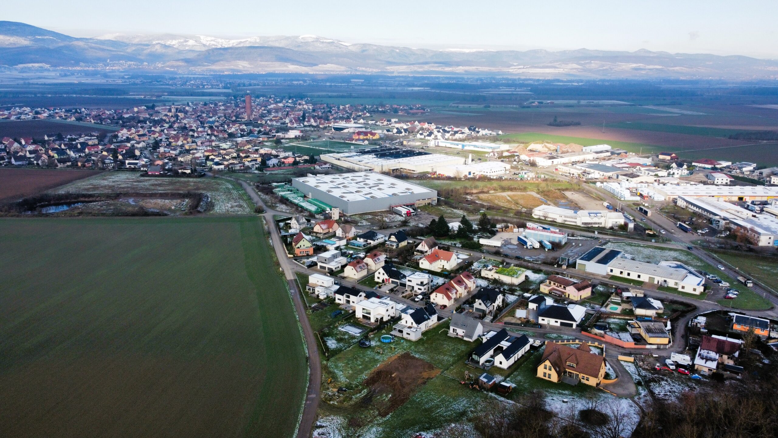 vue sur la commune de Ungersheim, dans le département Haut-Rhin (68)
