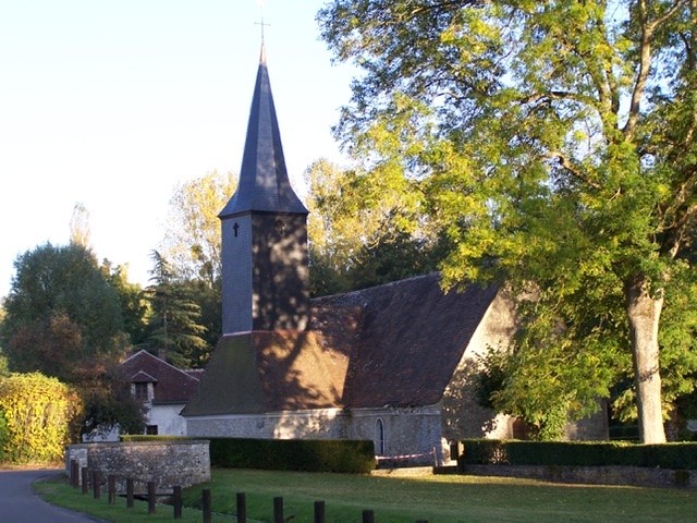 vue sur l'église de la commune de Courgent, dans les Yvelines (78)
