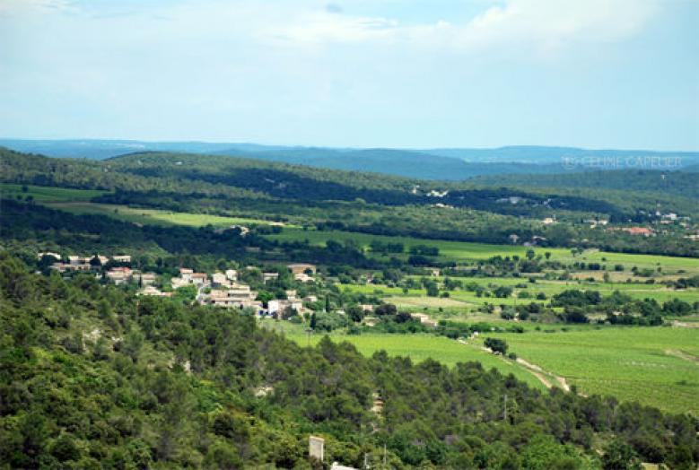 vue sur la commune de Claret, dans l'H&eacute;rault (34)