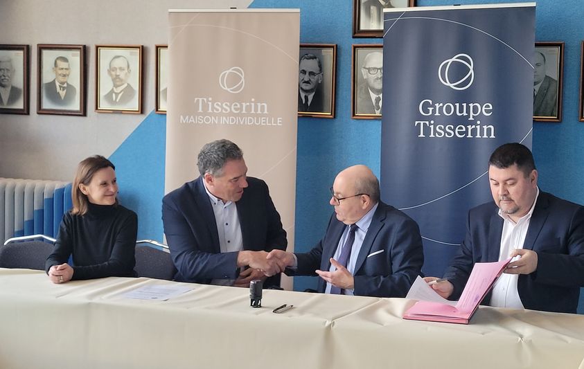 signature de la convention de partenariat entre le groupe Tisserin et la commune de Douvrin, pour des PTZ sur un lotissement