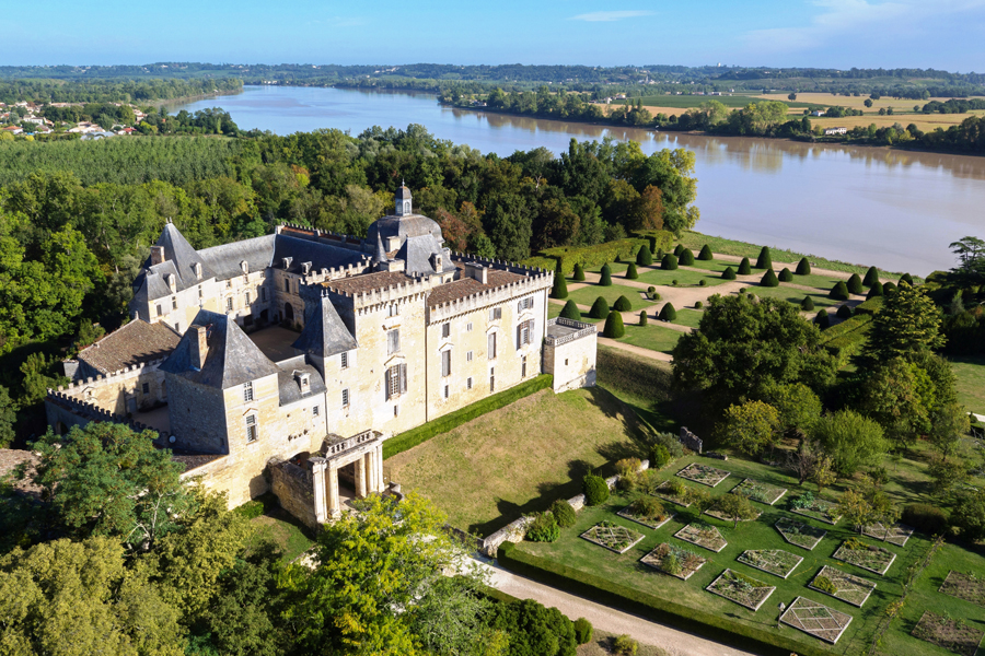 vue sur le ch&acirc;teau de Vayres, en Gironde (33)