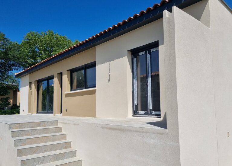 maison neuve avec piscine, par Maisons France Confort