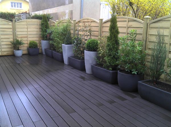 Terrasse en bois composite réalisée par les Jardins Citadins