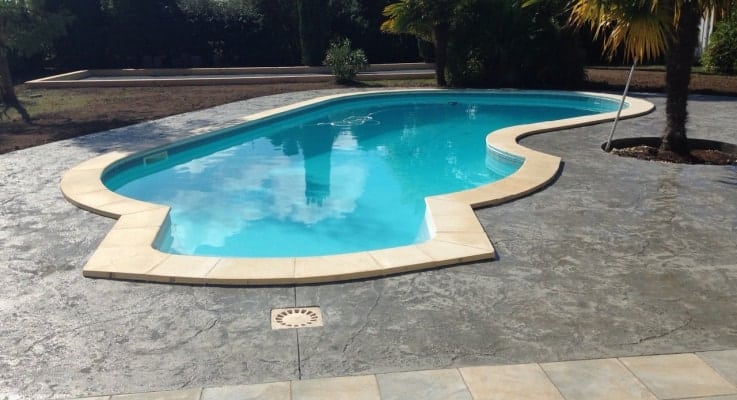 Terrasse en béton décoratif réalisée par la Maison des Travaux