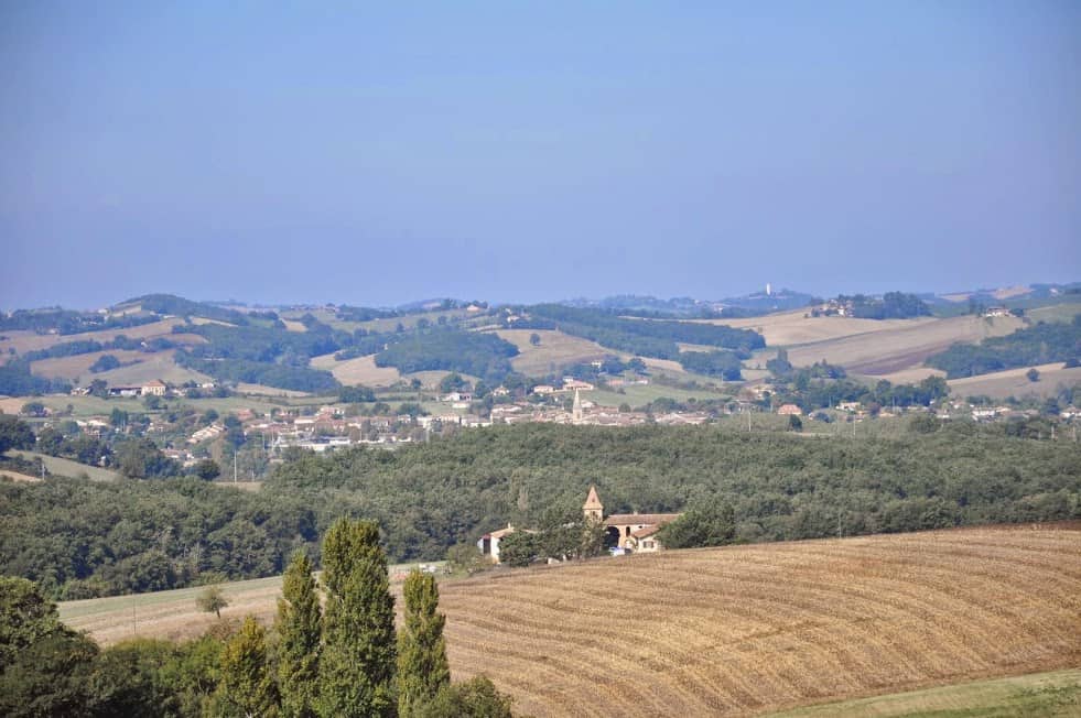 vue sur la commune de Saramon, dans le Gers (32)