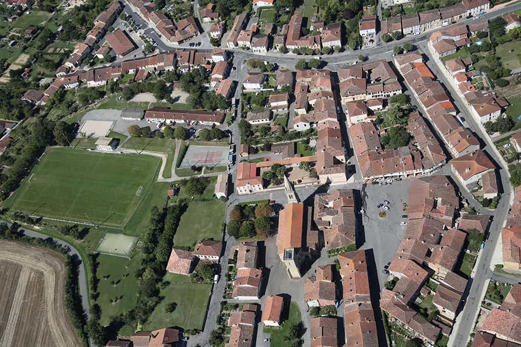 vue aérienne sur le centre de Saramon, dans le Gers (32)