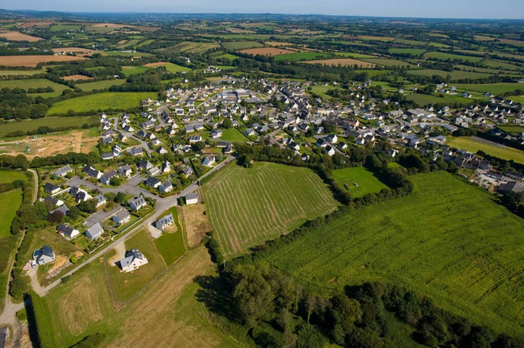 vue sur la commune rurale d'Edern, dans le Finistère (29)